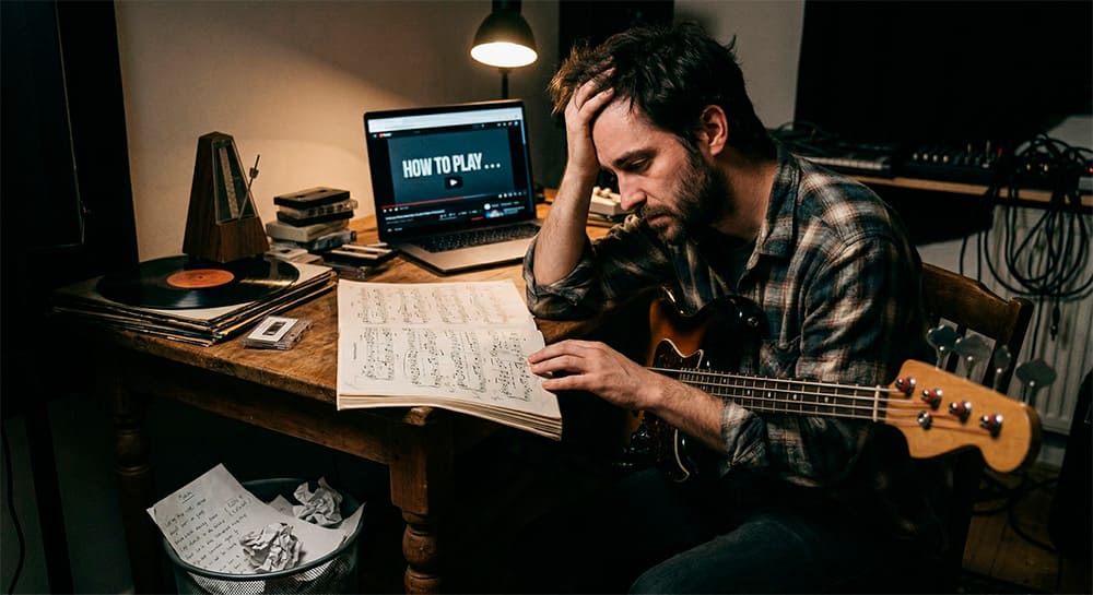 Músico frustrado estudando